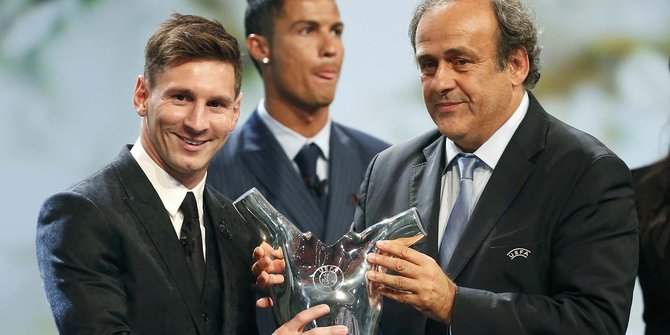 Senyum lebar Messi terima gelar Pemain Terbaik UEFA 2015