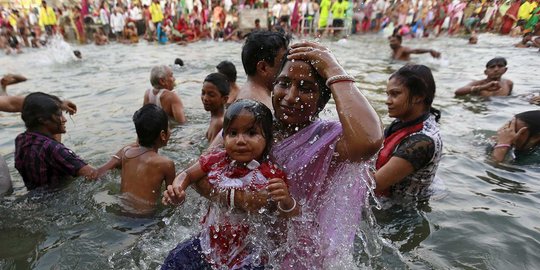 Ribuan umat Hindu berendam di festival paling langka di India