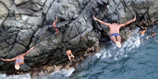 Tradisi menantang nyali lompat tebing La Quebrada