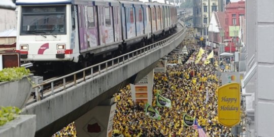 Malaysia 'menguning' akibat ribuan orang tuntut PM Najib mundur
