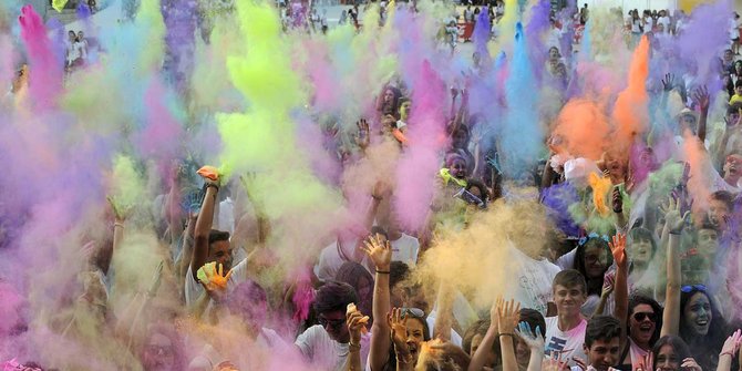Serunya perang bubuk pewarna di Holi Party Festival