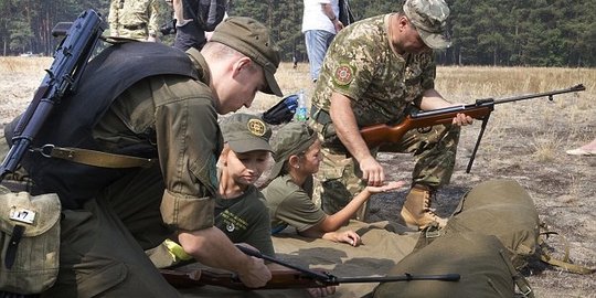 Ukraina tanamkan ilmu militer pada anak sejak dini