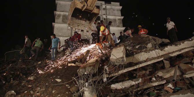 Istirahat kerja sambil ngopi, buruh bangunan tertimpa pondasi rumah