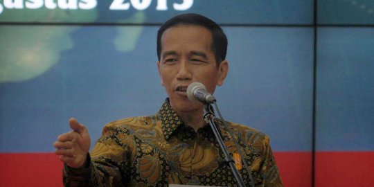 Reaksi cuek Jokowi saat PSSI kena sanski FIFA