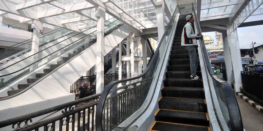 Video cara lepaskan diri jika terjepit eskalator
