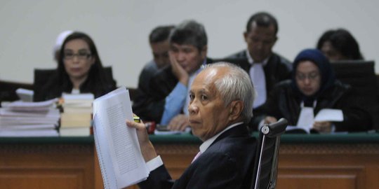 Sidang perdana, OC Kaligis dengar dakwaan JPU