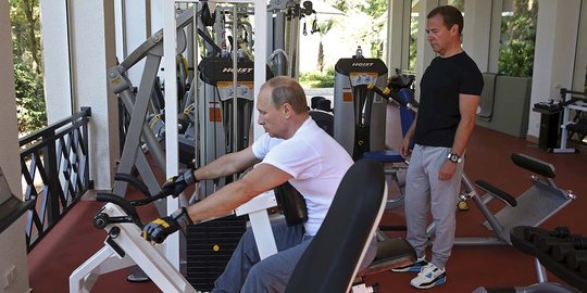 Kompaknya Putin dan PM Rusia 'nge-gym' bareng sebelum rapat
