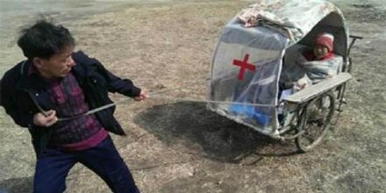 pria ini bawa istrinya pakai ambulans buatan ke rumah sakit rev3