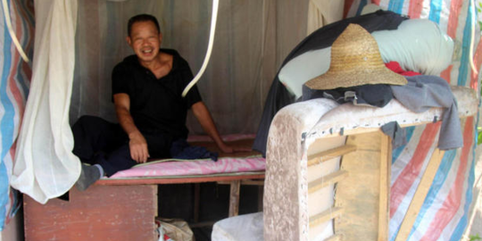 rela tinggal di kolong jembatan demi belikan istri berlian rev3