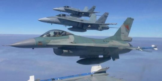 Aksi seru pilot F-16 TNI AU 'duel udara' lawan F-18 RAAF di Kupang