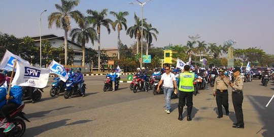 Buruh di Jakut sweeping rekannya yang tetap kerja agar ikut demo