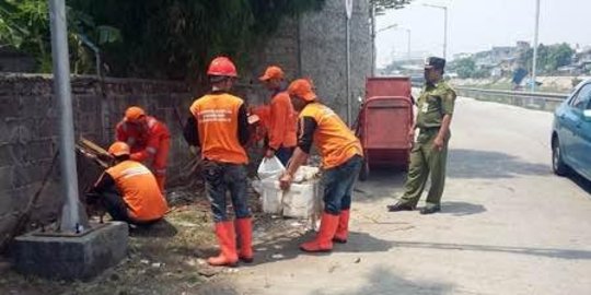 Agar tak banjir saat musim hujan, selokan mulai dibersihkan