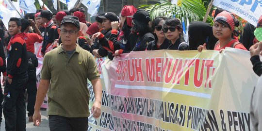 Ribuan buruh di Depok demo tuntut upah layak dan K3