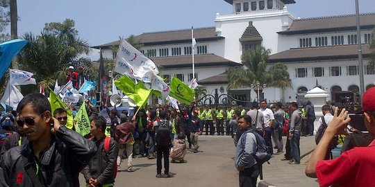 Buruh juga kepung Gedung Sate, ini tuntutannya