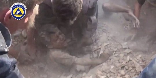 [Video] Penyelamatan bocah korban bom di Suriah ini bikin haru