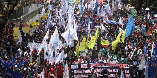 Tolak PHK massal, puluhan ribu buruh geruduk Istana Merdeka