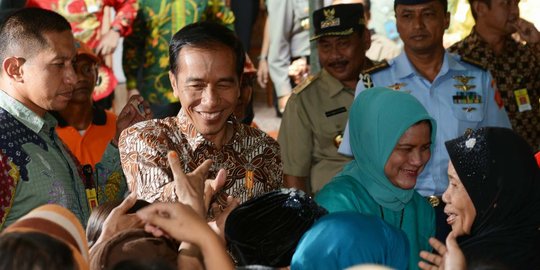 Didampingi istri, Jokowi bagi-bagi 500 paket sembako di Tambora