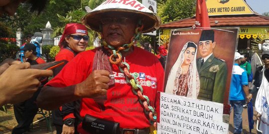 Berkostum nyentrik, kakek Sukimin ramaikan demo buruh di Istana