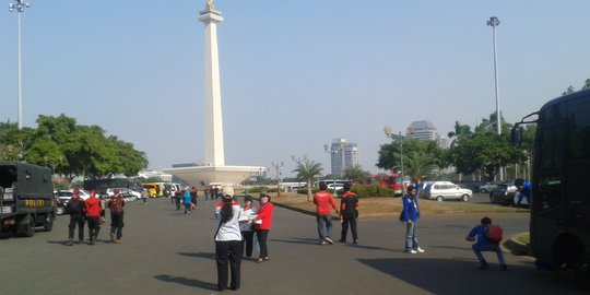 Usai demo Istana, para buruh asyik berfoto di Monas