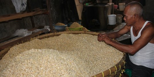 Nilai Dolar AS melejit, untung perajin tempe di Malang makin tipis