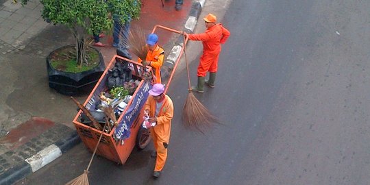 Buruh balik kanan, petugas kebersihan bersihkan lokasi demo