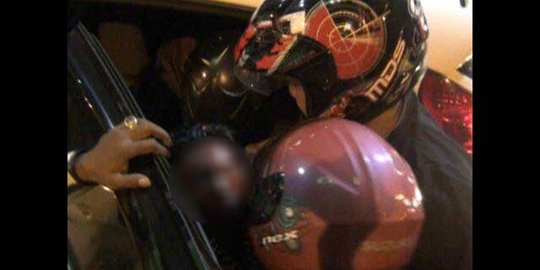 Dilapori kecelakaan korban sekarat, polisi malah asik makan & santai