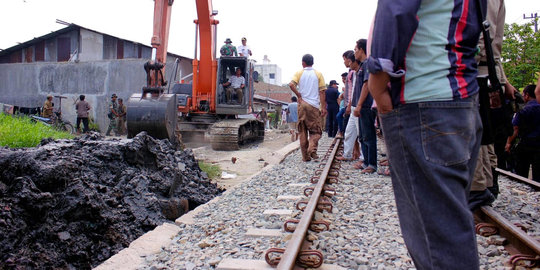 Normalisasi sungai, belasan rumah di tepi rel KA ditertibkan