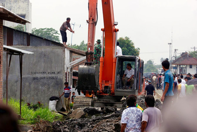 belasan rumah di tepi rel ka ditertibkan untuk normalisasi sungai