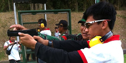 Mobil dinas di Bandara Hasanuddin berlubang kena peluru nyasar