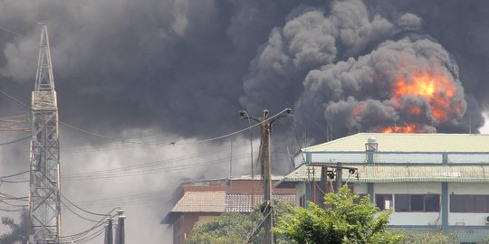 Kebakaran dahsyat lahap gardu induk PLN Kembangan