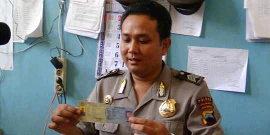 Anggota polisi Magelang ini bernama Andy Go To School