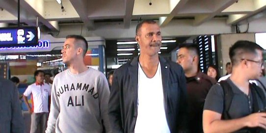 Transit dari Ambon, Ruud Gullit tiba di Bandara Soekarno-Hatta