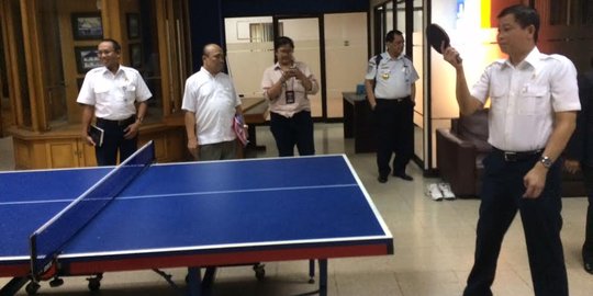 Menteri Rini kabur, Jonan main pingpong usai rapat kereta cepat