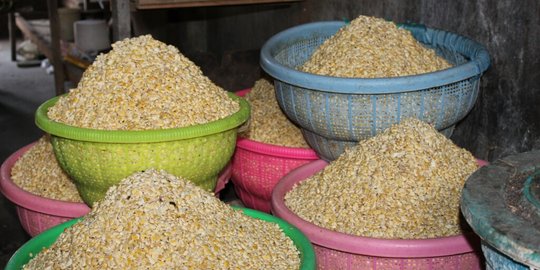 Harga kedelai Amerika meroket, perajin tahu di Sragen kelimpungan