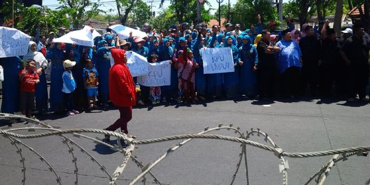 Tuntut Pilkada digelar 2015, warga Surabaya lempari KPU dengan tomat