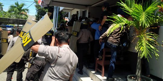 Demo di gedung KPU Surabaya rusuh, polisi bentuk pagar betis