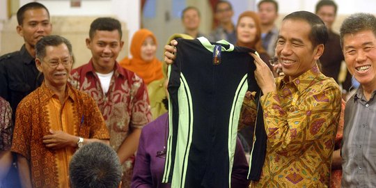 Undang pedagang ke Istana, Jokowi dihadiahi baju renang dan burung