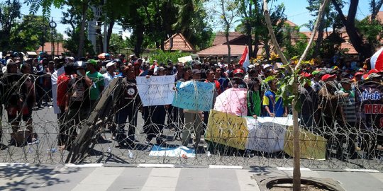 Demo di KPU Surabaya, massa desak calon tunggal Risma-Wisnu disahkan