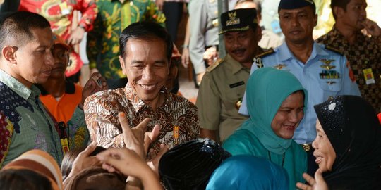 Akhirnya, Ahok diajak Jokowi bagi-bagi sembako di Cilincing