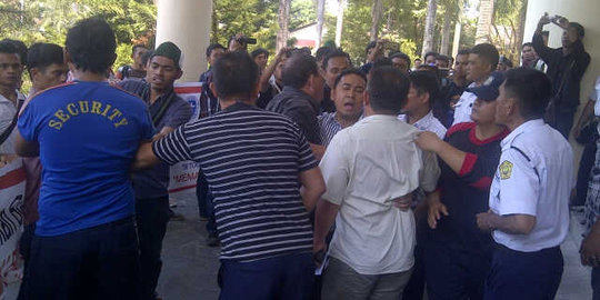 Demo mahasiswa di Manado diwarnai aksi baku pukul