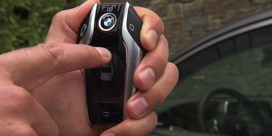 Video canggihnya BMW 7 Series, parkir sendiri dengan sekali tombol!