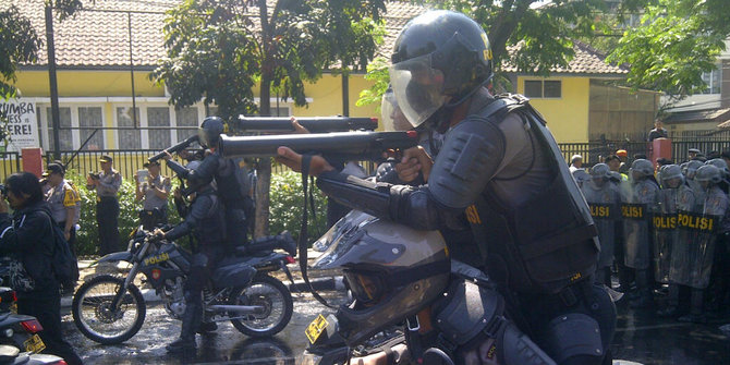 Simulasi pengamanan Pilkada di Bandung, massa digigit anjing