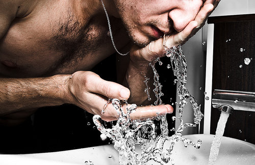 ilustrasi pria mencuci wajah