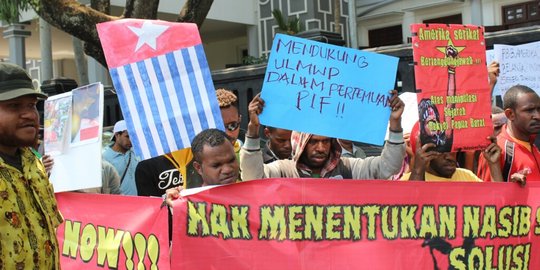 Massa beratribut Bintang Kejora demo tuntut kemerdekaan 