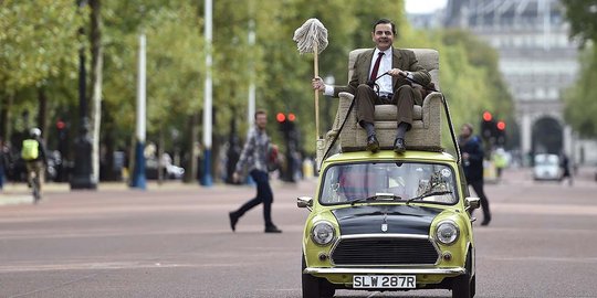 Aksi kocak Mr Bean nyetir dari atap mobil