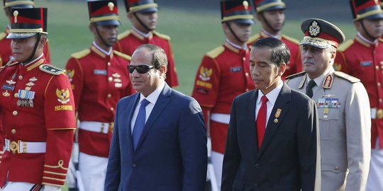 Berkaca mata hitam, Presiden Mesir disambut hangat Jokowi di Istana