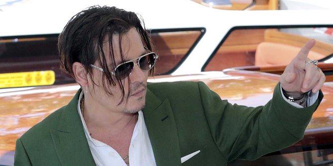 Pose cool Johnny Depp dengan gaya rambut 