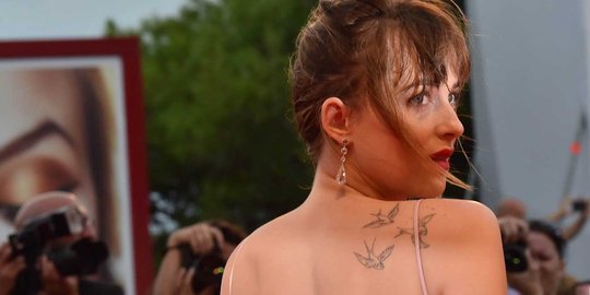 Tampil seksi tanpa bra, Dakota Johnson pamer tato burung