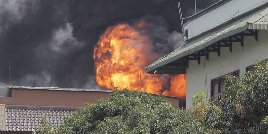 Permukiman di Duren Sawit terbakar, warga berhamburan keluar rumah