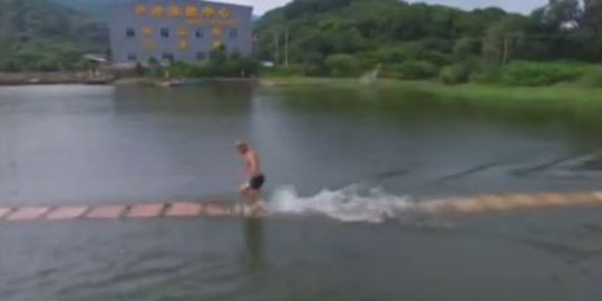 [Video] Lelaki ini pecahkan rekor berlari di atas air